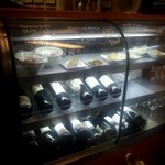 （食）ましか - カウンターにはセルフサービスのワインがいっぱい