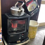 中華そば志のぶ支店 - ５月なのにストーブだよ(笑)