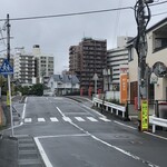 中華そば志のぶ支店 - 店舗前より愛宕橋を※昔はこの道路がバス通りでした！