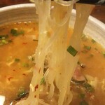 辛麺屋 赤丸 - 通称こんにゃく麺！で…
実際はこんにゃく麺に見立てたそば粉と小麦粉で作った麺
なのにモチモチ食感でこんにゃくっぽい！
食物繊維も多く無添加素材なのも嬉しい！