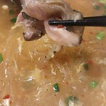 辛麺屋 赤丸 - 地鶏の叩き(〃∇〃)コレ美味しい！！
炭火の香りがめちゃくちゃ良いのと…
スープに入ってるので出汁に溶け込む感じも…
地鶏のジューシーさもあってもっと食べたい(〃∇〃)と思った