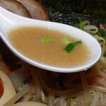 味噌ラーメン はちべえ - スープ