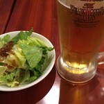 餃子 天福居 - "ビールと摘まみ(サラダ）"