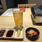 Manryou - 万ダレ、ポン酢ダレ、レモン
                        キムチにコーン茶