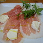 料金アップの前菜（生ハムとモッツァレラ）