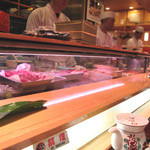 ひょうたん寿司 - ネットのお店紹介記事によると、『開店前に並ぶ人数は毎日約30人！昼だけでも300人は来店する行列のできる店』