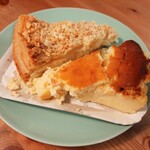 Pasteleria Otaegui - 手前がTarta de queso3.5ユーロ、ふわっと軽い舌触りだけどしっかり濃厚なチーズケーキ、重厚でコク深くサッパリ程よい酸味が絶妙