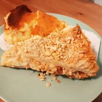 Pasteleria Otaegui - 手前がバスクの郷土菓子Pantxineta（パンチネータ）3ユーロ、サクッと香ばしいパイ生地での中はあっさり軽いカスタード、表面には香り高いローストアーモンドが