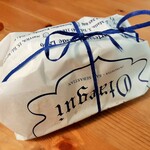 Pasteleria Otaegui - 白地に青い文字やリボンが可愛い！シンプルだけど気品のあるパッケージ