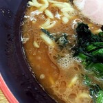 麺家 紫極 - スープは豚骨も醤油感もしっかり強め。