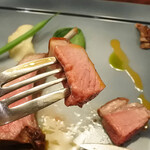 レストラン オネット - 仔牛背肉のロースト　ミント香るジュのソースとミントオイル