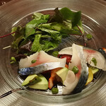 レストラン オネット - 自家製洋風しめ鯖とイチゴ、アボカド、トマトのサラダ仕立て
      バジルソースとバルサミコのソース