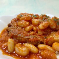 シェ ケンタロウ - 神奈川県の上質銘柄豚 やまゆりポークと白インゲン豆のトマト煮（テイクアウト）