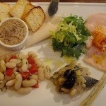 クオーレ・フォルテ - 豚肉で作ったリエッとぉ～これめちゃくちゃ上手いよ！白いんげんとパンチェッタ凄いよ。鳥の胸を使ったハム、ホワイトバルサミコ人参さんと一緒にぃ。ごまグリ☆