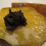 遠藤利三郎商店 - インカのめざめのじゃがバター、バゲットに付いた黒オリーブのタプナードを載せて♪