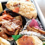 おこわ米八 - 和風栗豚弁当(季節限定)の五目おこわ