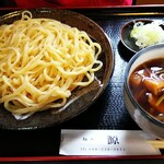 Mendo Koro Minamoto - 肉汁うどん（つけ￥７６０）・うどんは両方とも武蔵野うどんみたいな固くて太いタイプではなくて柔らかくて細い平打ちに近いタイプでした。