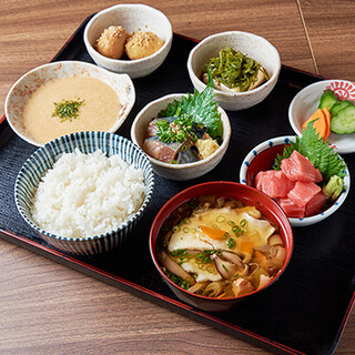 自慢の青森郷土料理を気軽に味わえるランチ＆テイクアウト！