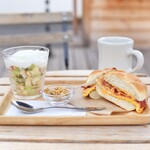 UPINN CAFE - 朝食セットー卵とチーズのホットサンド、フルーツ&ヨーグルト&グラノーラ、ドリップコーヒー（又はエスプレッソ、ジュース）