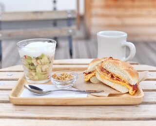 UPINN CAFE - 朝食セットー卵とチーズのホットサンド、フルーツ&ヨーグルト&グラノーラ、ドリップコーヒー（又はエスプレッソ、ジュース）