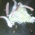 お好み焼き まりや - ゲソ炒め中。