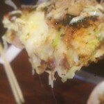 お好み焼き まりや - 月見チーズ天、ひと口どうぞ（お約束）