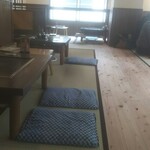 お好み焼き まりや - 店内、左側・・