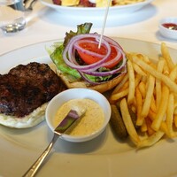 37 Steakhouse & Bar - 37クラシックバーガー180g フレンチフライ付き（1800円）