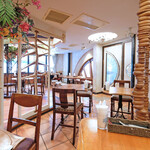 ノヴェンバー・イレブンス1111 - 店内のテーブル席の風景です