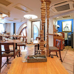 ノヴェンバー・イレブンス1111 - 店内のテーブル席の風景です