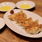 餃子とスパークリング バブルス - 焼き餃子