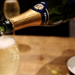 餃子とスパークリング バブルス - こぼれスパークリング