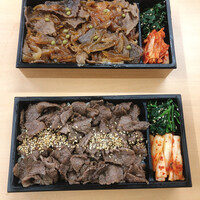 焼肉うしごろ 西麻布本店 - 奥　すき焼き弁当
                    手前　和牛赤身弁当