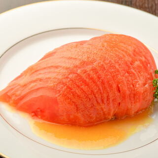 衝撃の美味しさ！創業当時から大人気の《トマトサラダ》も必見