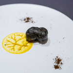 プレゼンテ スギ - 2020.5 黒い塊（生ハムとポルチーニと玉葱のスープでGVした地物新じゃが竹炭フリット、マスタードとニワトコビネガーのソース、粉末ポルチーニ）