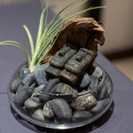 プレゼンテ スギ - 2020.5 食べられなそうで食べられる（竹炭と杉の葉入りモアイ像フィナンシェ）