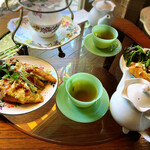 Tea Cozy - ファイヤーキングの食器にはプリンスエドワード島のハーブティー（5月のそよ風）
