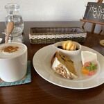 カフェ　イタイラウインズ - スイーツ盛合せとカプチーノセットで850円