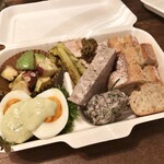 アヒルストア - アヒル弁当：ウフマヨ、タコとアボカドのサラダ、パテドカンパーニュ、サバとリルのリエット、チキンと蕗の薹味噌、ヤングコーン、チャバタ、バゲット