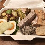 アヒルストア - アヒル弁当：ウフマヨ、タコとアボカドのサラダ、パテドカンパーニュ、サバとリルのリエット、チキンと蕗の薹味噌、ヤングコーン、チャバタ、バゲット