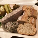 アヒル弁当：ウフマヨ、タコとアボカドのサラダ、パテドカンパーニュ、サバとリルのリエット、チキンと蕗の薹味噌、ヤングコーン、チャバタ、バゲット