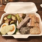 アヒル弁当：ウフマヨ、タコとアボカドのサラダ、パテドカンパーニュ、サバとリルのリエット、チキンと蕗の薹味噌、ヤングコーン、チャバタ、バゲット