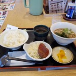 山田うどん - たまごかけご飯280円(消費税込み)にサービスのミニハンバーグ
            