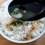 らーめん 鈴音 - 煮干し飯にラーメンのスープをかけておじや風にしていただきます