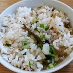 らーめん 鈴音 - 煮干し飯にラーメンのスープをかけておじや風にしていただきます