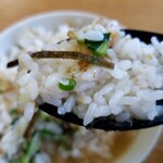 らーめん 鈴音 - 煮干し飯にラーメンのスープをかけておじや風にしていただきます