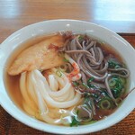 手打ちうどんめんこい - そばとうどんのミックス＋アゲで450円