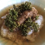 紫野 和久傳 - 焙じ茶を注ぐ