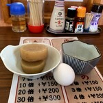 めん処阿吽 - 先にサービスの生卵とおでんの大根を