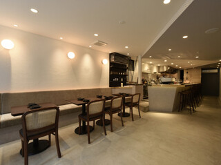 MOON & BACK Ramen Bar & Branch Cafe - インテリア